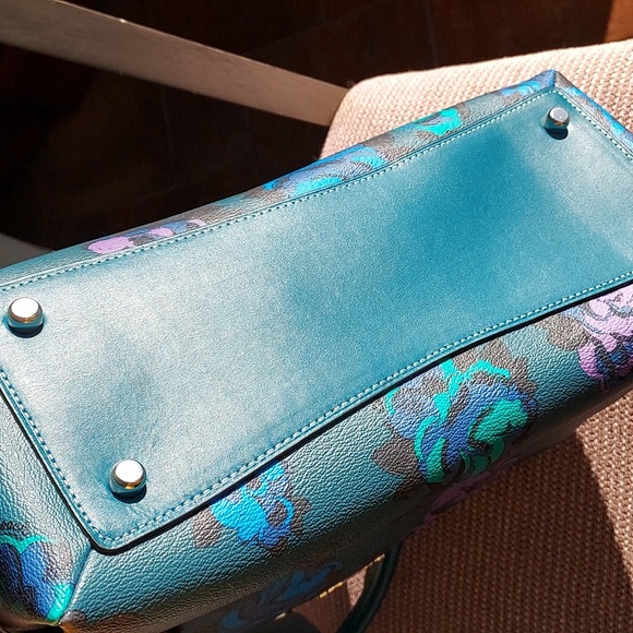 Coach Lilly Carryall with Jumbo Floral print, NWT - Picture 10 of 16